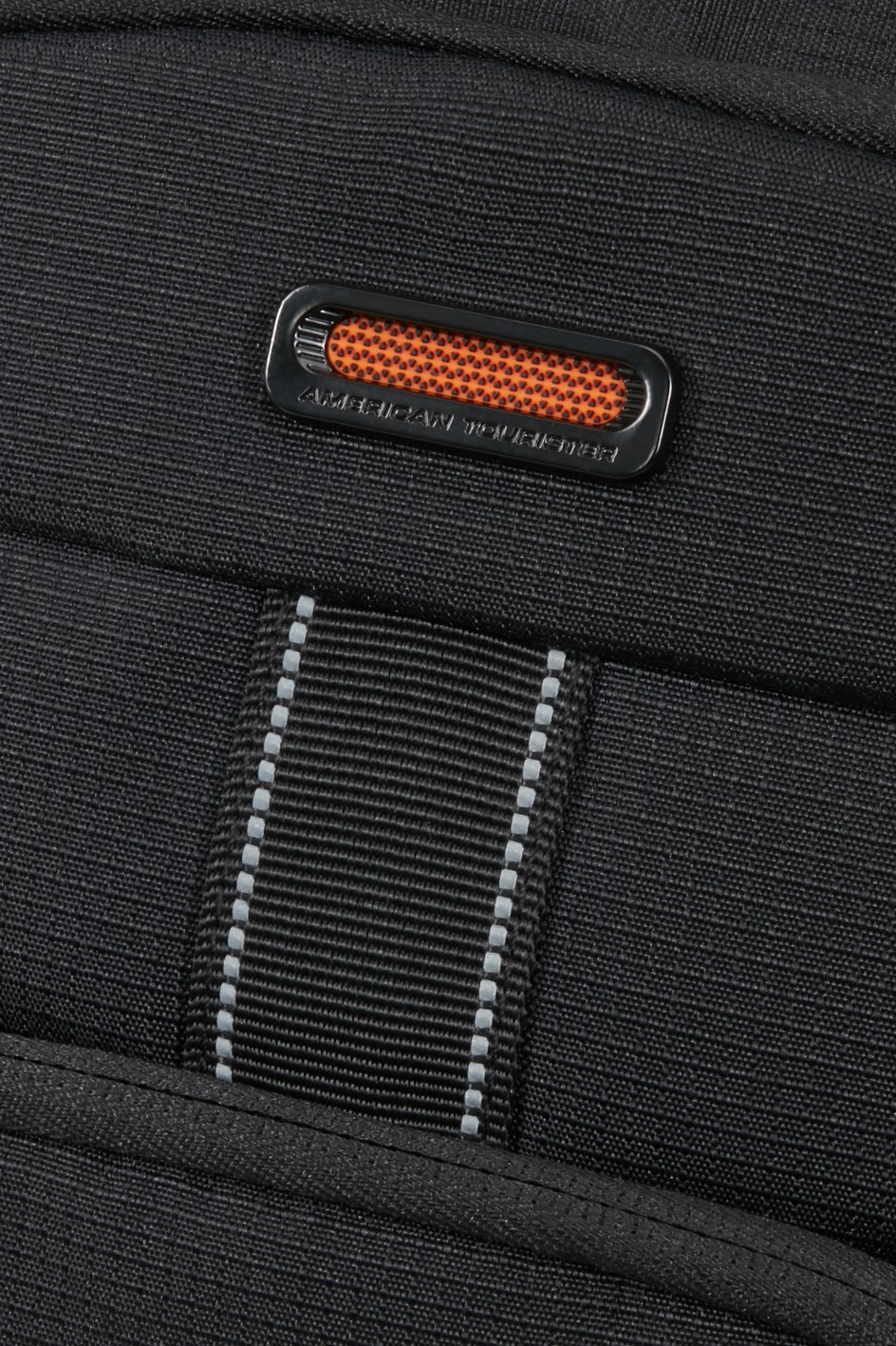 Czarna torba materiałowa z logo American Tourister i odblaskowym paskiem.