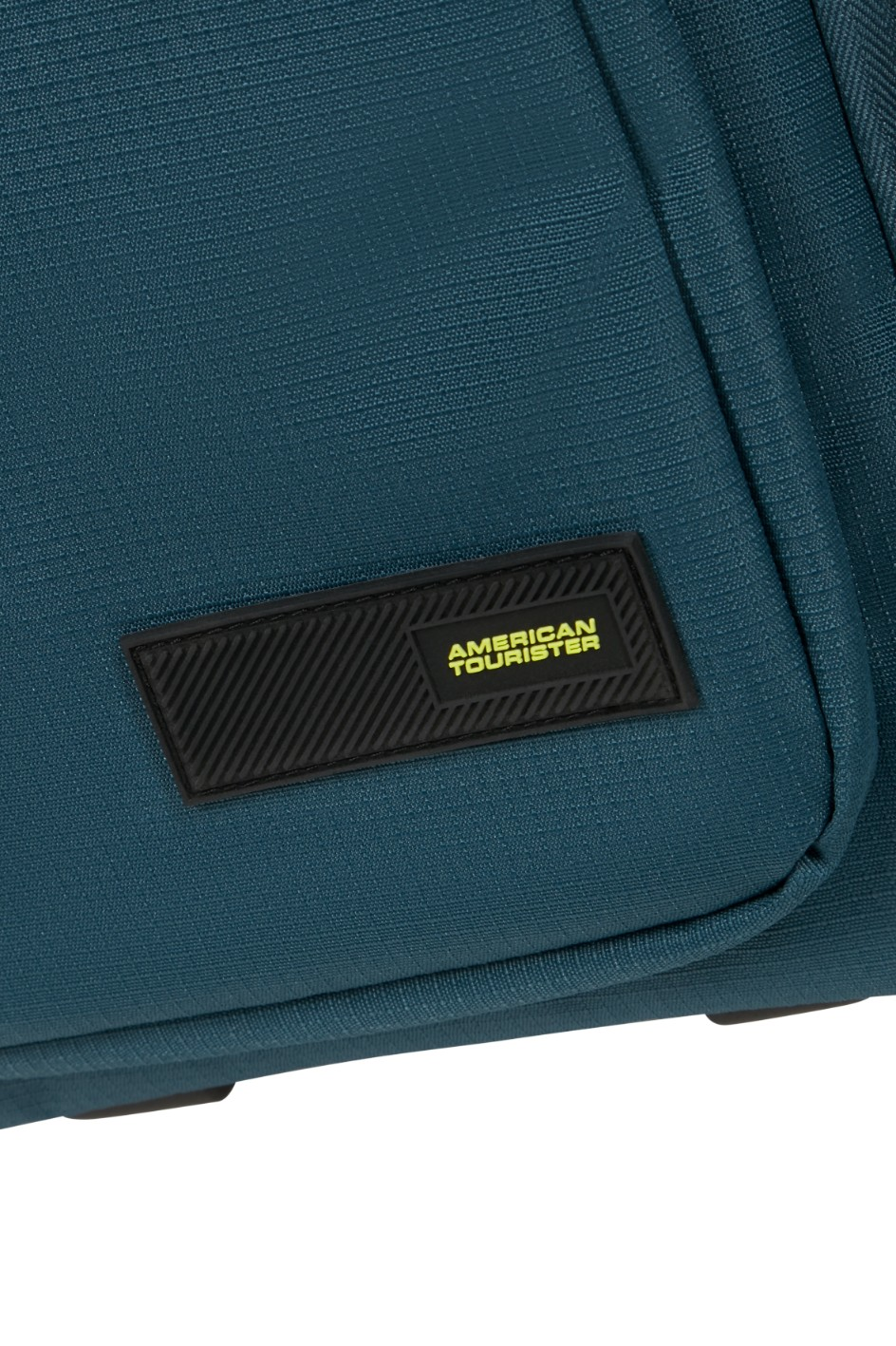 Niebieska tkanina z czarno-żółtym logo American Tourister na naszywce.