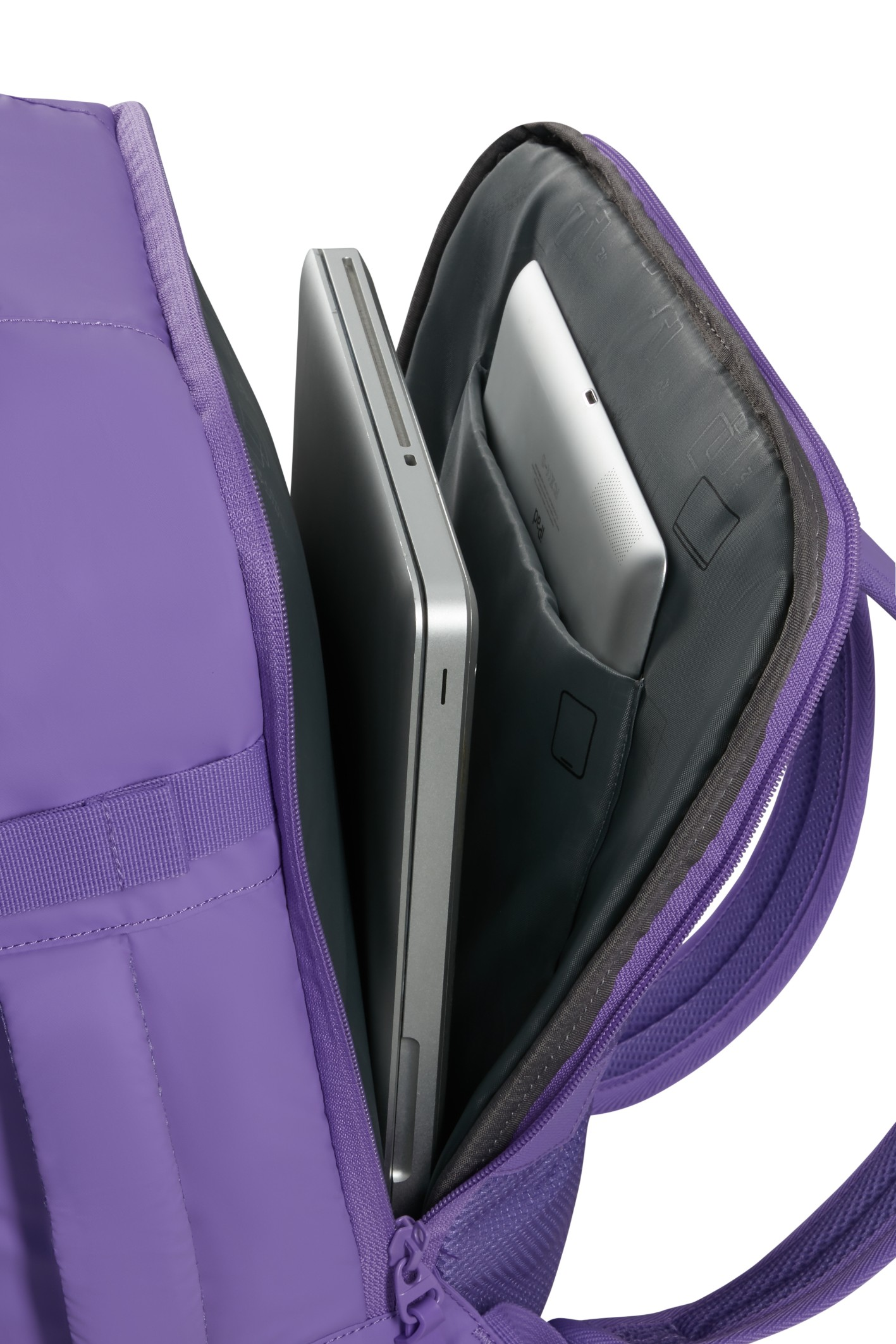 Otwarty fioletowy plecak zawiera laptopa i tablet w środku.