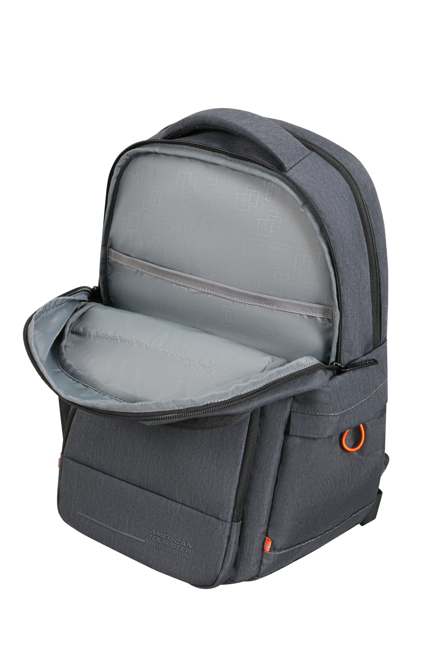 Szary plecak American Tourister z otwartą komorą główną, na białym tle.