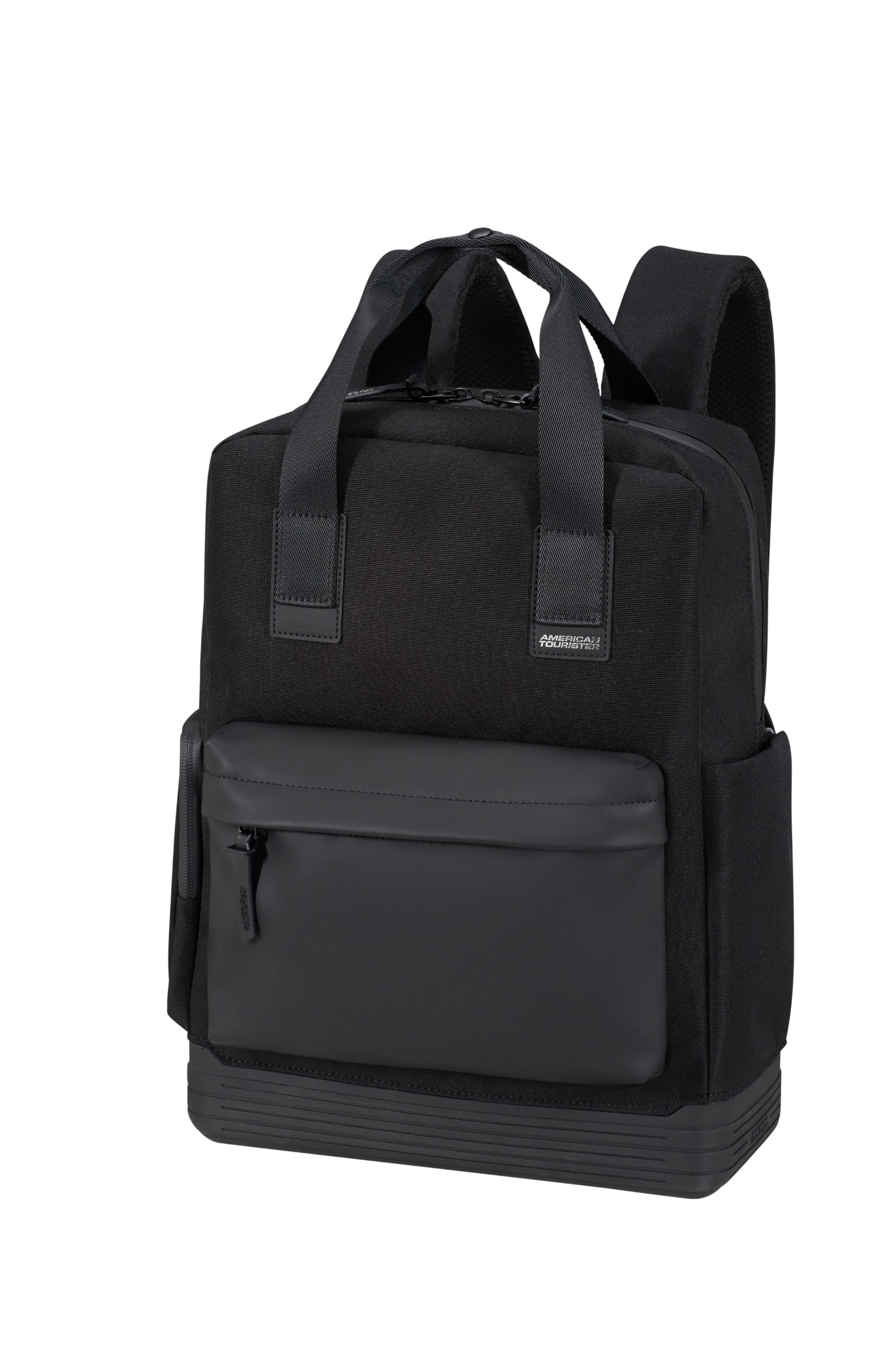 Czarny plecak American Tourister z przednią kieszenią i uchwytami na białym tle.