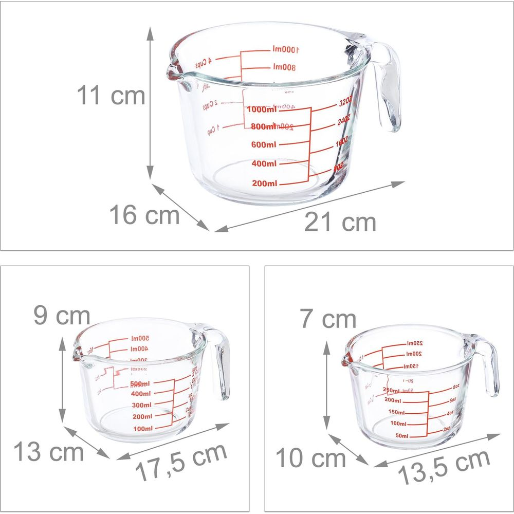 Drei transparente Glasmessbecher mit roten Maßeinheiten und Größenangaben in Zentimetern auf weißem Hintergrund.