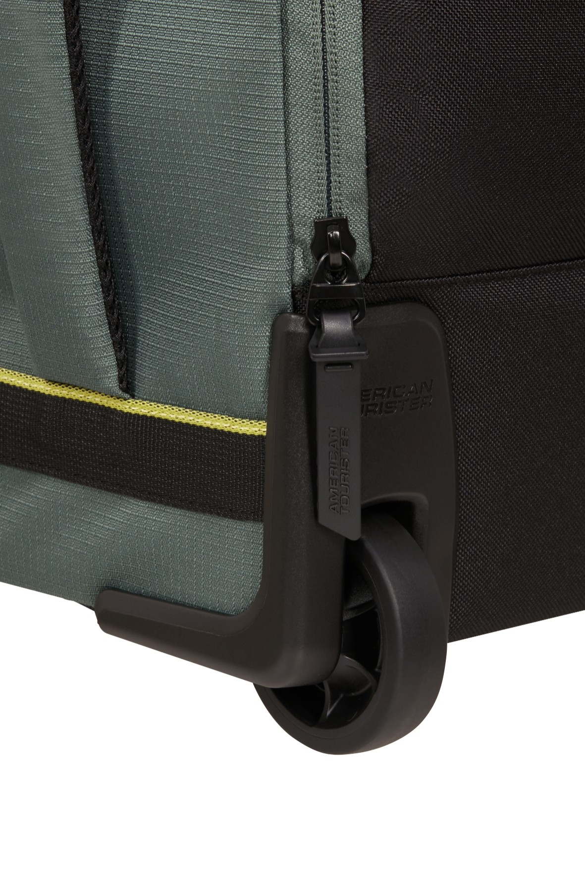 Zbliżenie szaro-czarnej walizki American Tourister z kółkiem i zamkiem błyskawicznym.