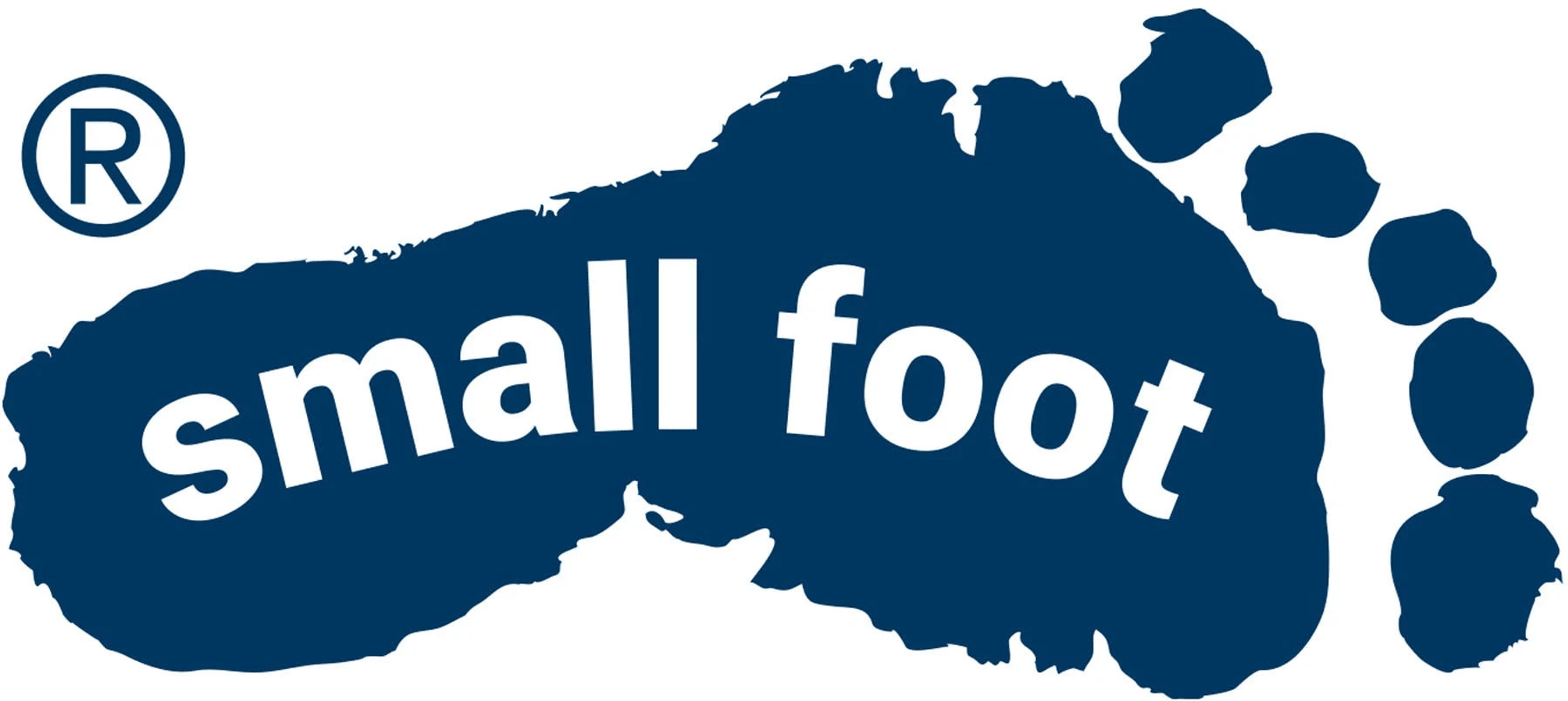 El logo muestra una huella azul oscura con el texto blanco small foot y un símbolo de marca registrada.