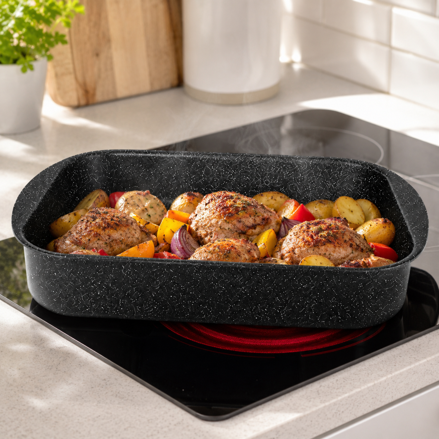 Una teglia nera con pollo arrosto e verdure si trova su un piano cottura in cucina.