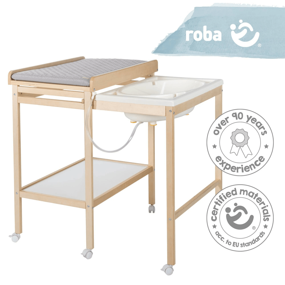 Cambiador de madera con colchón gris, bañera blanca integrada, balda inferior y ruedas.