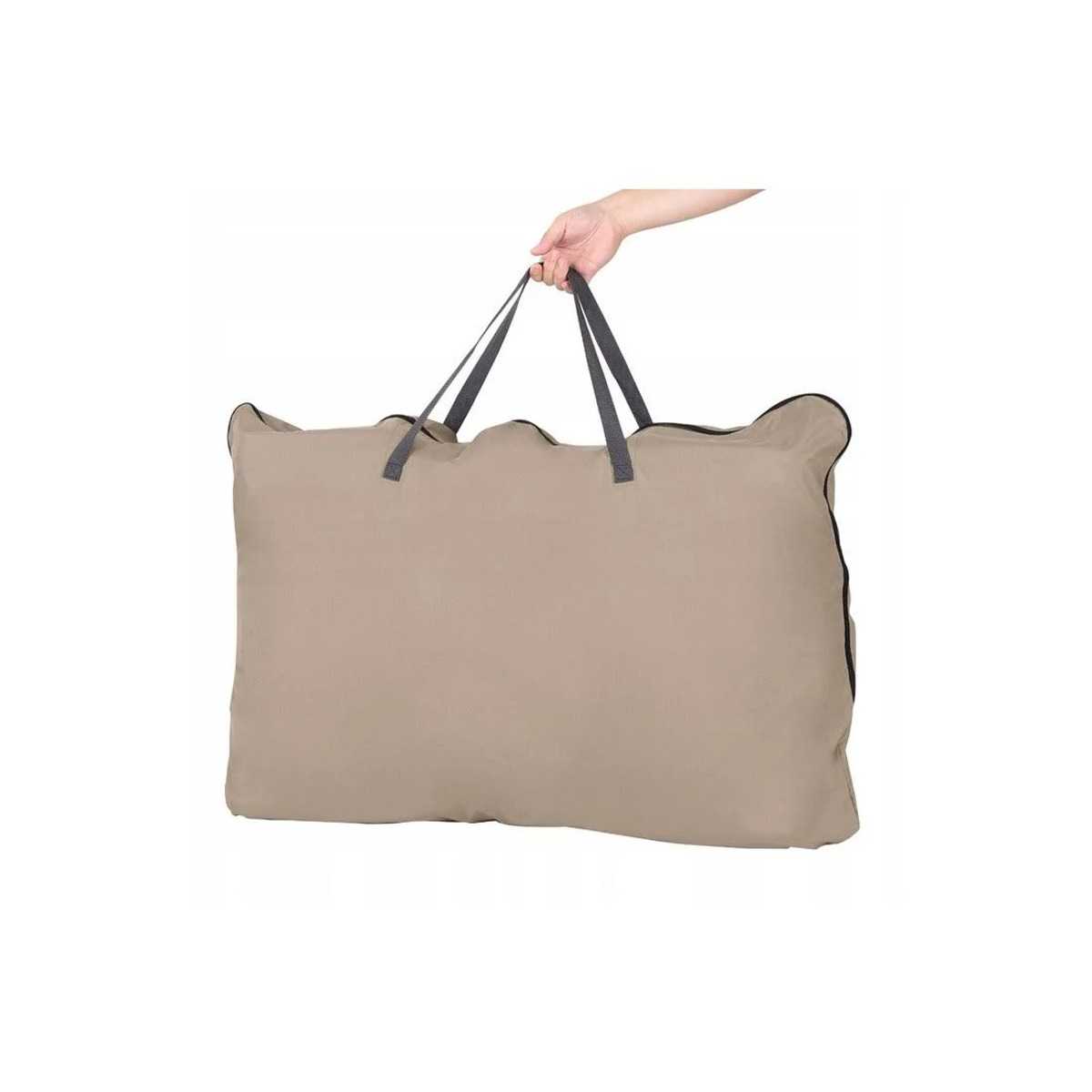 Una mano sostiene una bolsa de almacenamiento grande color beige con asas oscuras.