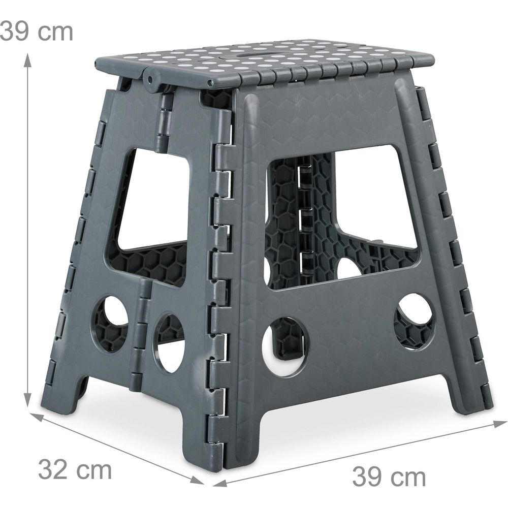 Grauer, zusammenklappbarer Plastikhocker mit Maßen von 39x32x39 cm auf weißem Hintergrund.