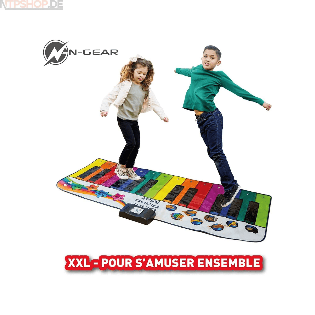 Dos niños juegan felizmente en una colorida estera de piano gigante en el suelo.