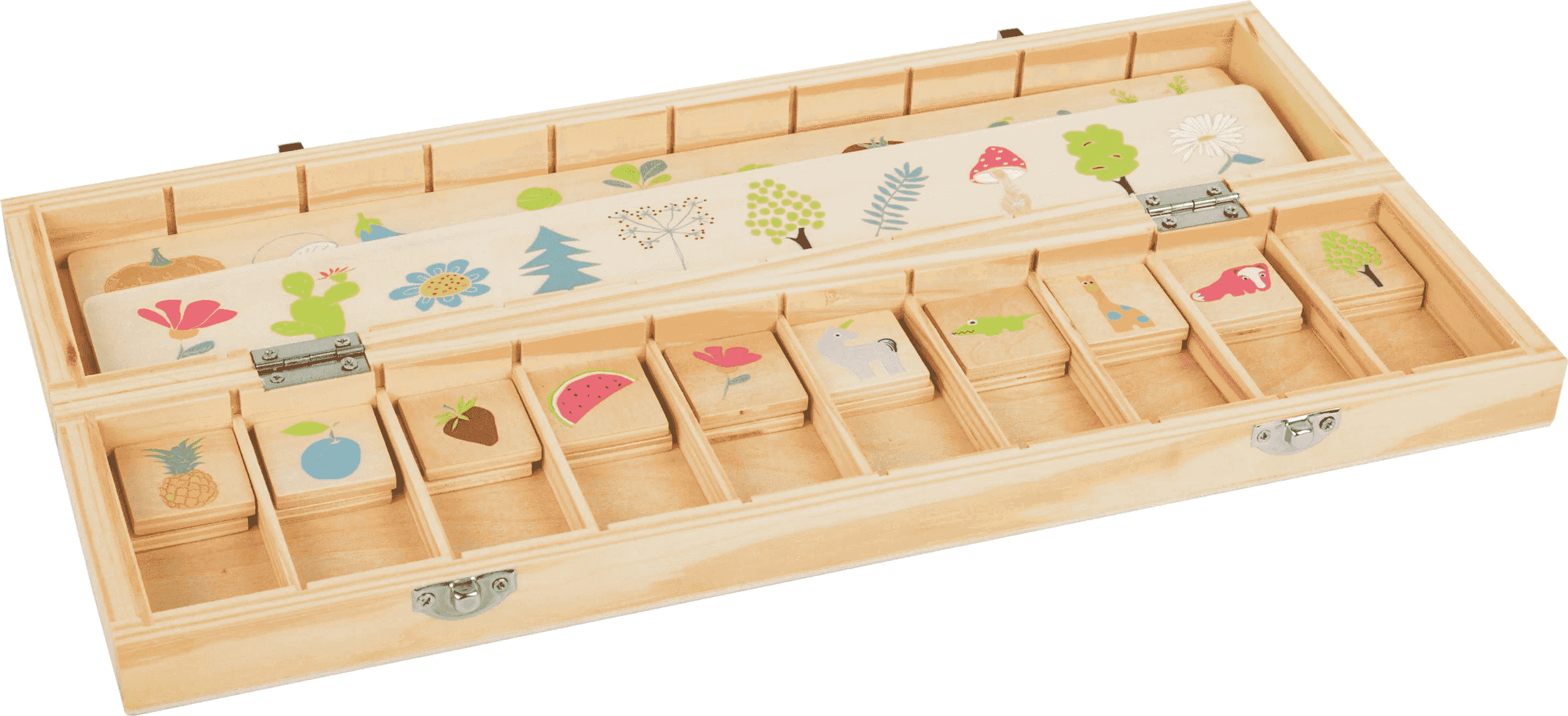 Una caja de madera abierta con compartimentos que contienen pequeñas fichas de madera con ilustraciones.