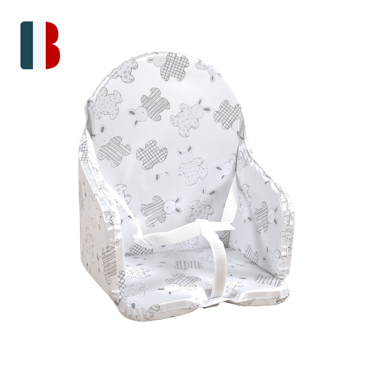 Funda blanca para silla de bebé con estampado de ositos grises y arneses.