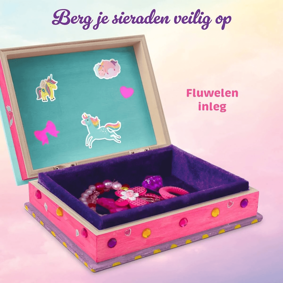 Un joyero rosa abierto con forro de terciopelo morado y detalles coloridos, lleno de accesorios.