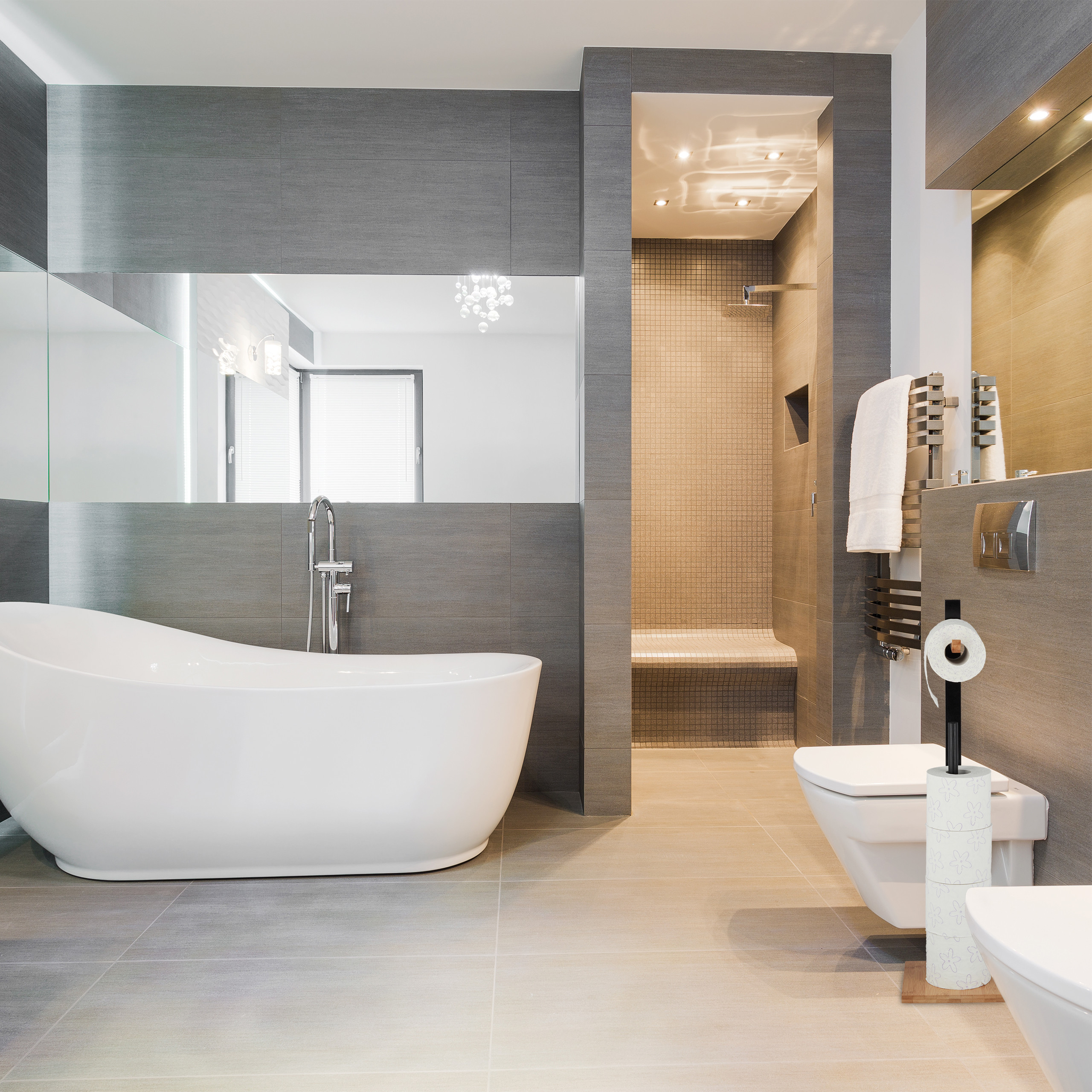 Ein modernes Badezimmer mit einer freistehenden Badewanne, Toilette, Bidet und gefliester Dusche.