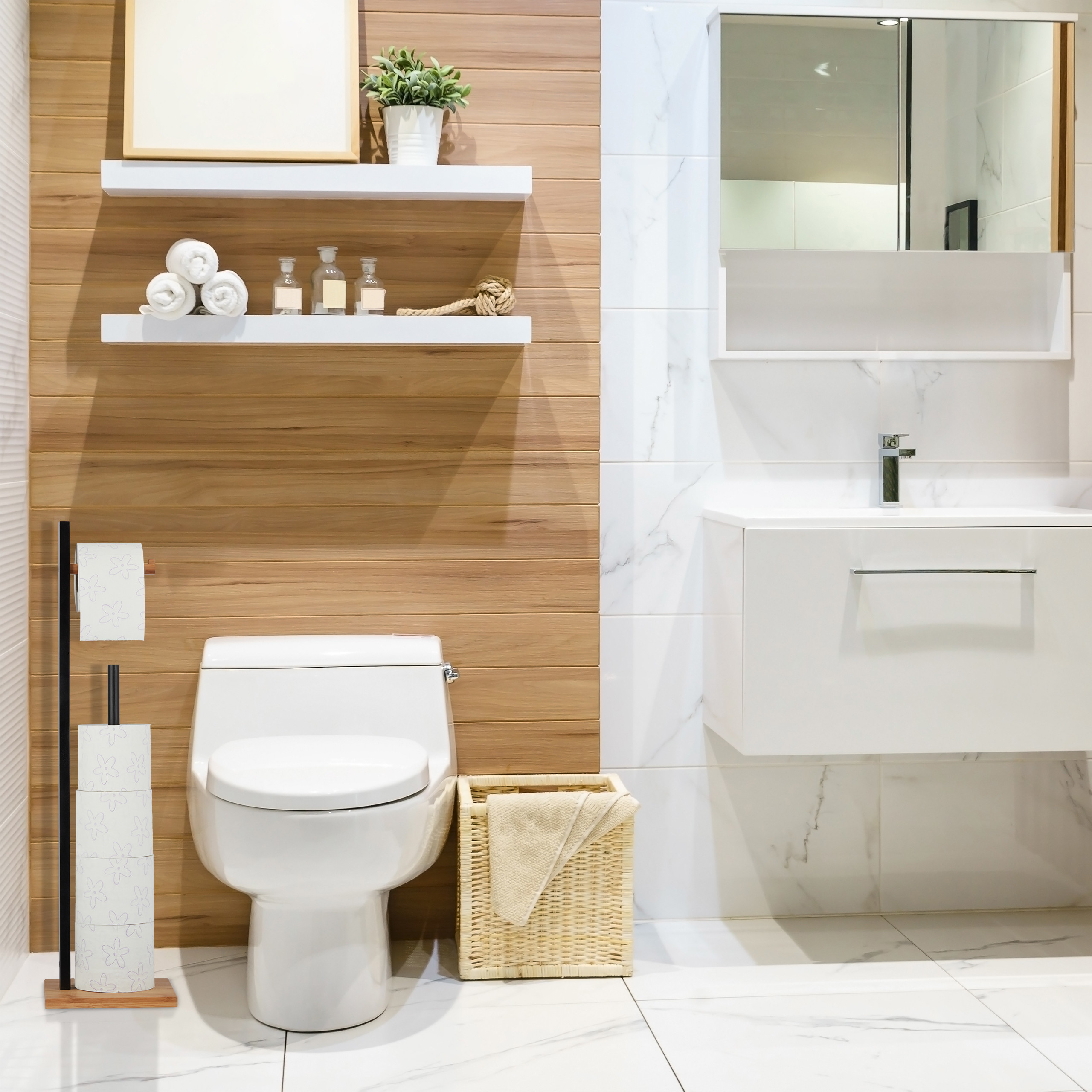 Ein modernes Bad hat eine weiße Toilette, Holzregale mit Dekor, ein Waschbecken und einen Spiegelschrank.
