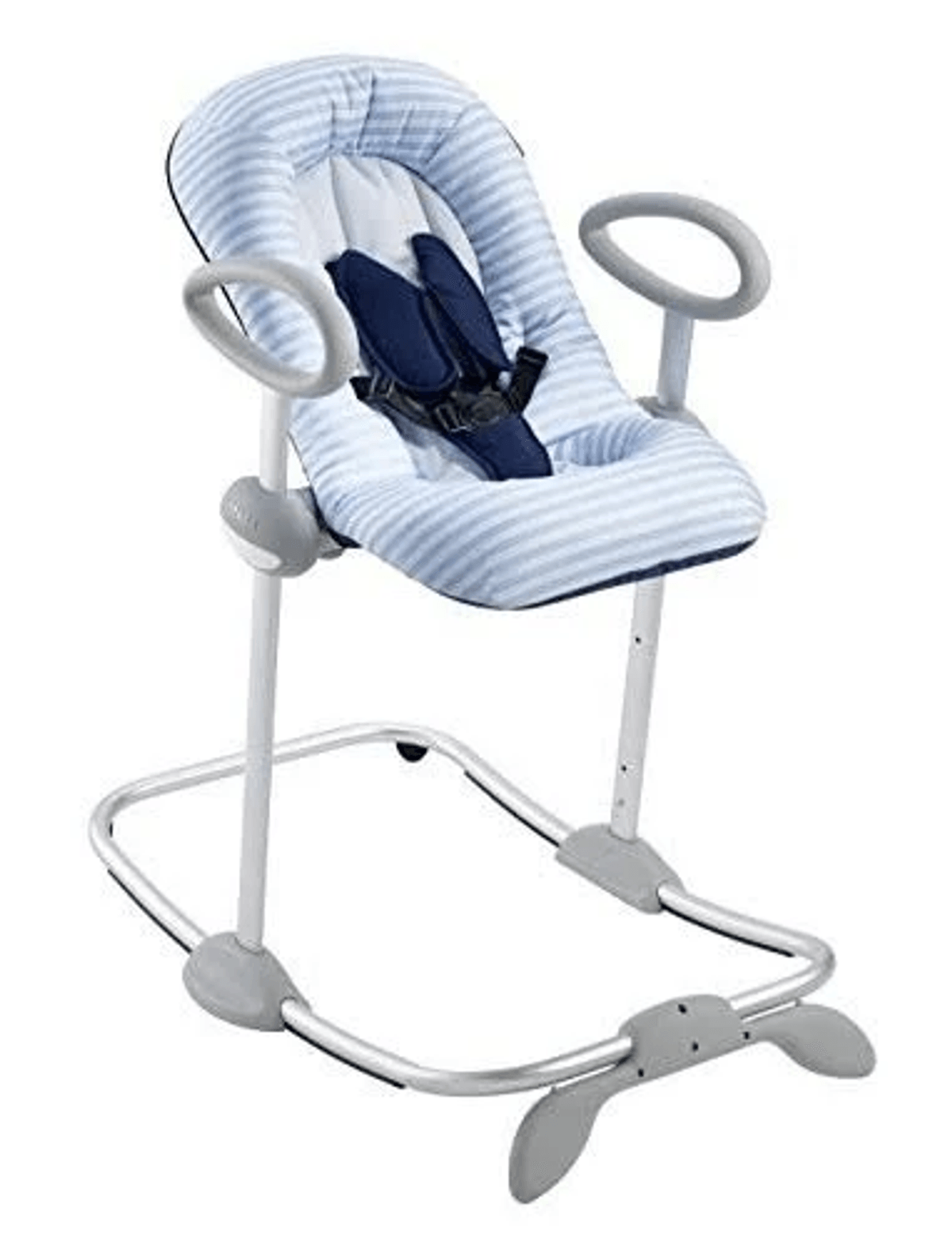 Un asiento de bebé a rayas azul claro y blanco con correas azules, en un marco de metal plateado sobre fondo blanco.