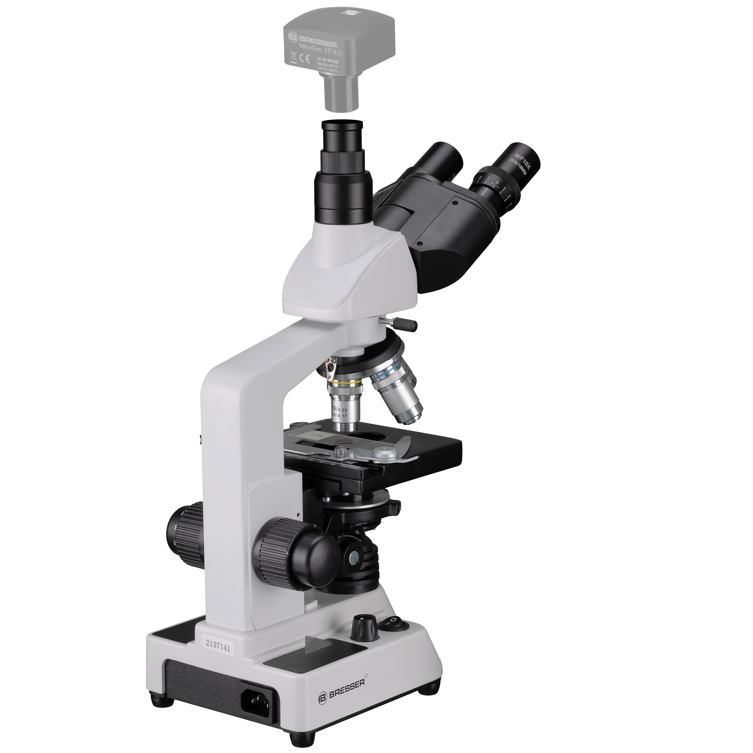 Un microscopio Bresser blanco y negro con una cámara montada arriba y dos oculares.