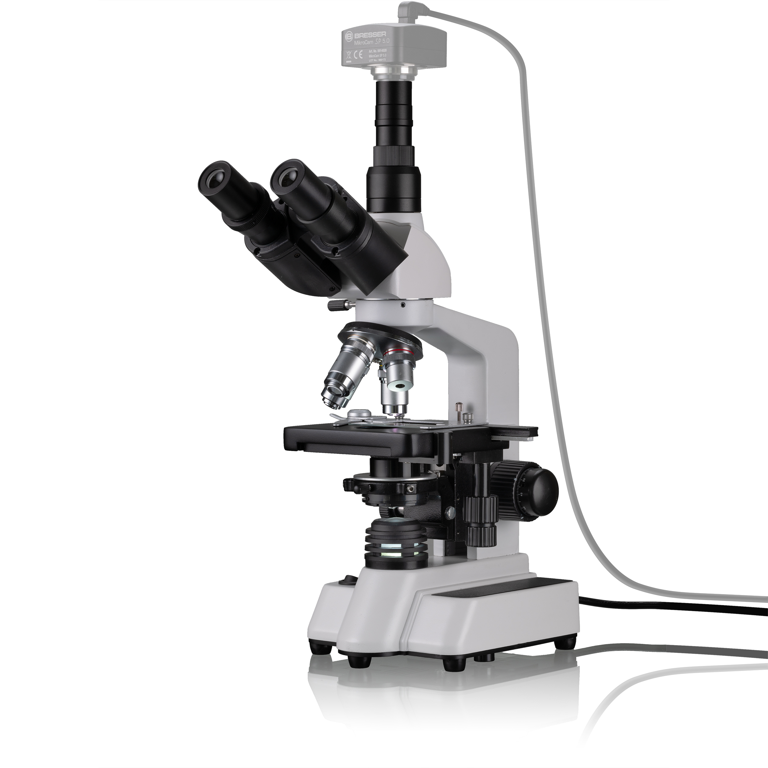 Un microscopio óptico trinocular profesional con cámara digital adjunta y cables sobre fondo blanco.