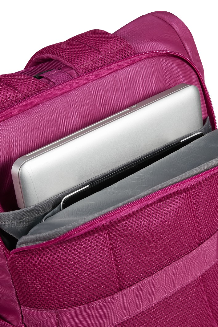 Otwarta przegroda różowego plecaka zawiera laptopa i tablet.