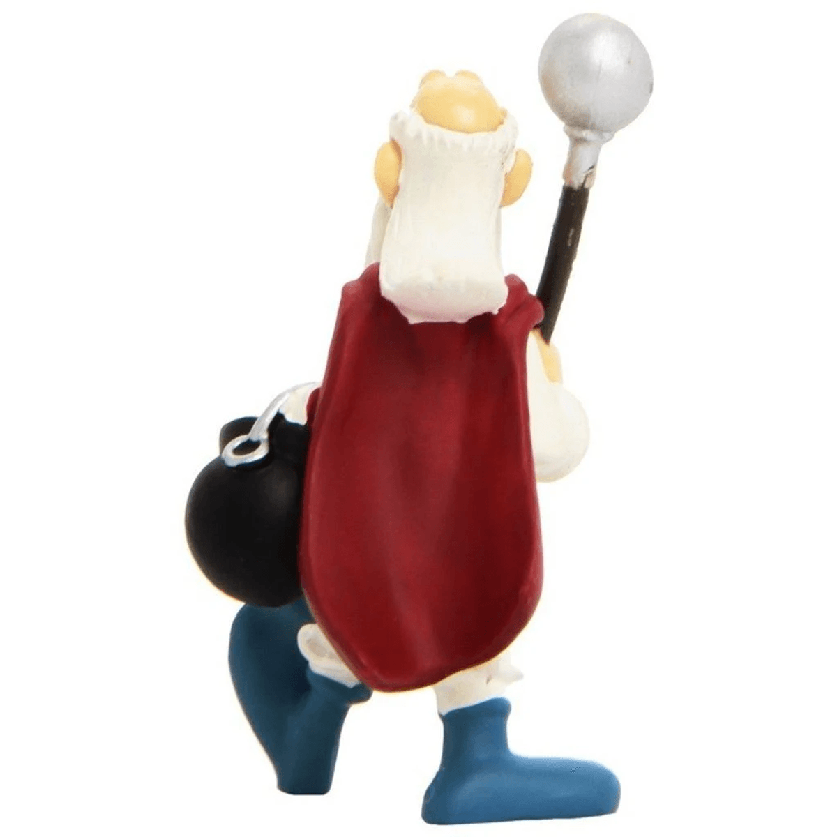 Vista trasera de una figura de mago con capa roja, pelo blanco, caldero negro y bastón.