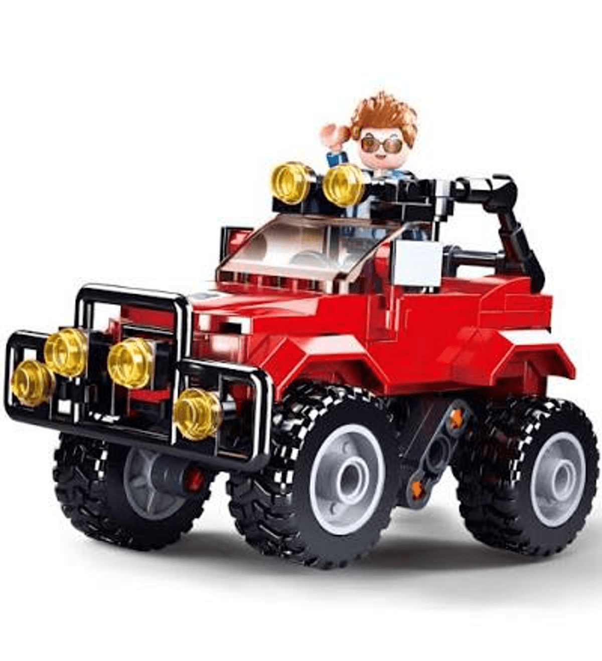 Un coche de juguete rojo todoterreno con neumáticos grandes, faros amarillos y una pequeña figura conduciendo.