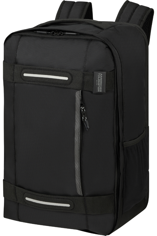 Czarny plecak American Tourister z zamkami, odblaskowymi paskami i logo marki na jednolitym czarnym tle.