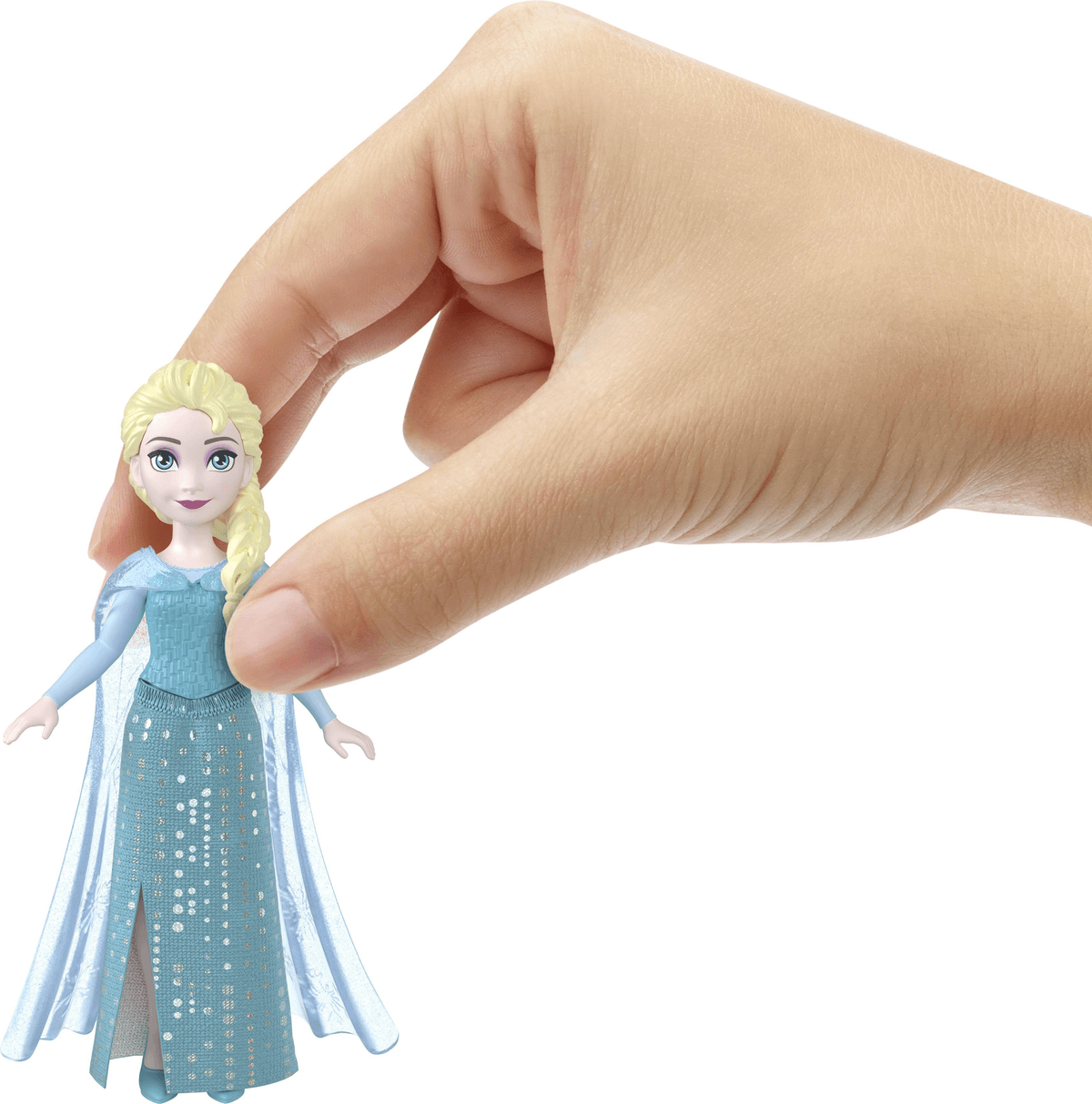 Una mano sostiene una pequeña muñeca de Elsa con un vestido azul.
