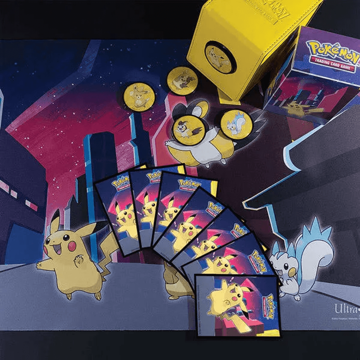 Un tapete de Pokémon TCG con cartas de Pikachu en abanico, cajas de baraja y monedas de juego.