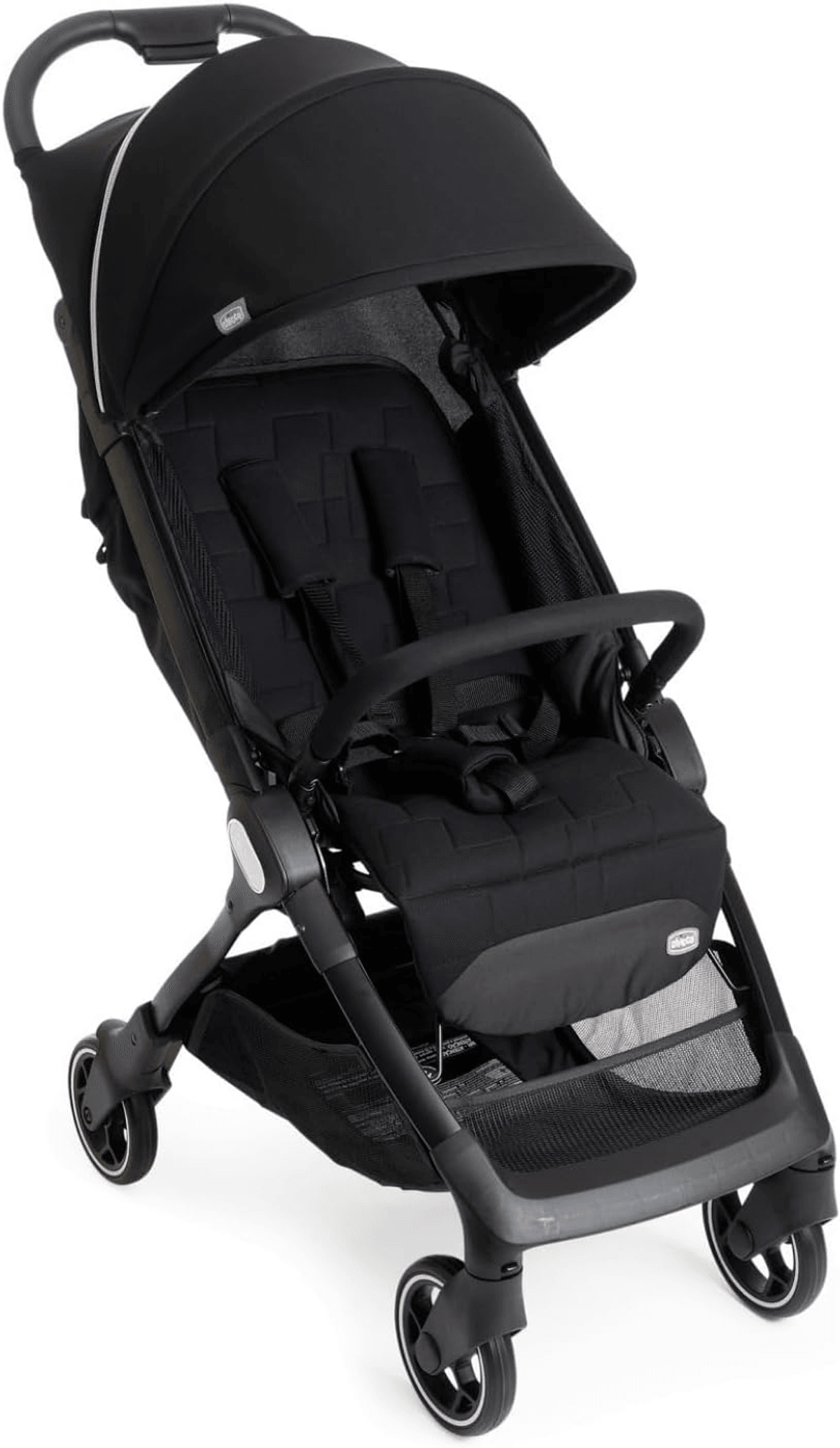 Un carrito de bebé negro con capota, asiento acolchado y cesta inferior sobre fondo blanco.