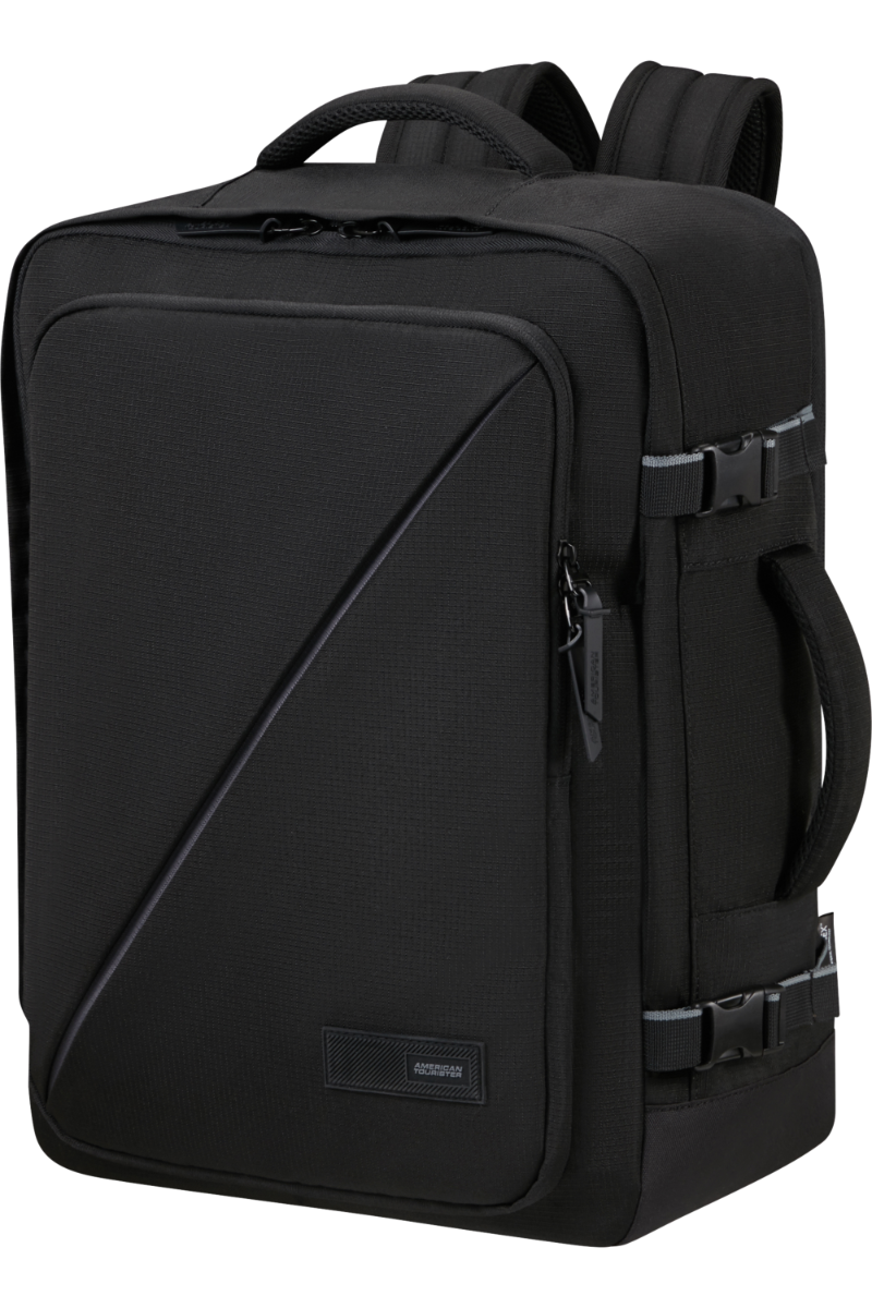 Czarny plecak American Tourister z zamkami błyskawicznymi i paskami bocznymi, na jednolitym tle.