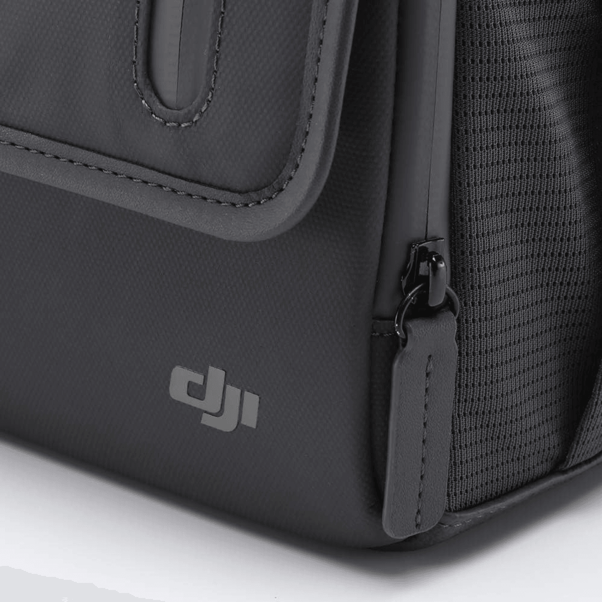 Nahaufnahme einer grauen Tasche mit schwarzem Reißverschluss und DJI-Logo.