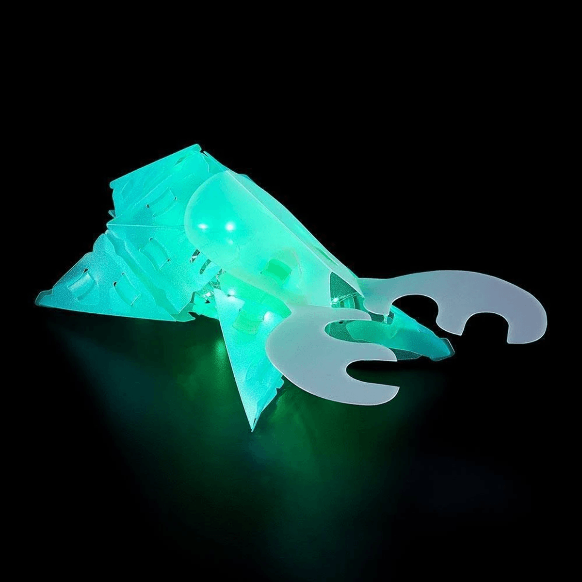 Una figura de insecto brillante de color verde brillante con grandes garras sobre fondo negro.