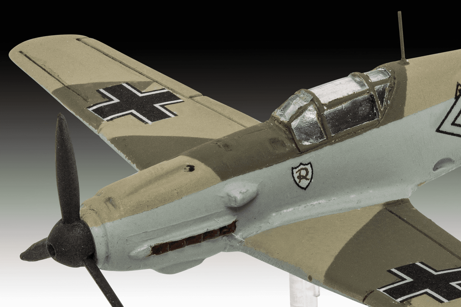 Modelo de un avión militar alemán con camuflaje e insignias nacionales.