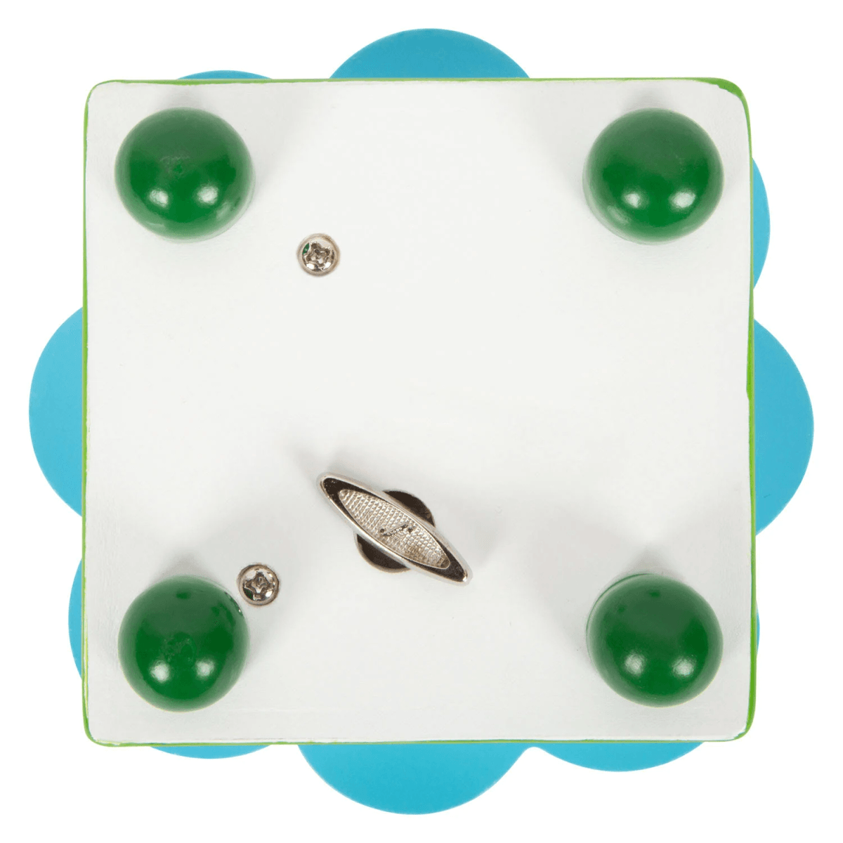 Vista inferior de un juguete cuadrado blanco con cuatro patas de esfera verde, tornillos de metal y una llave central.