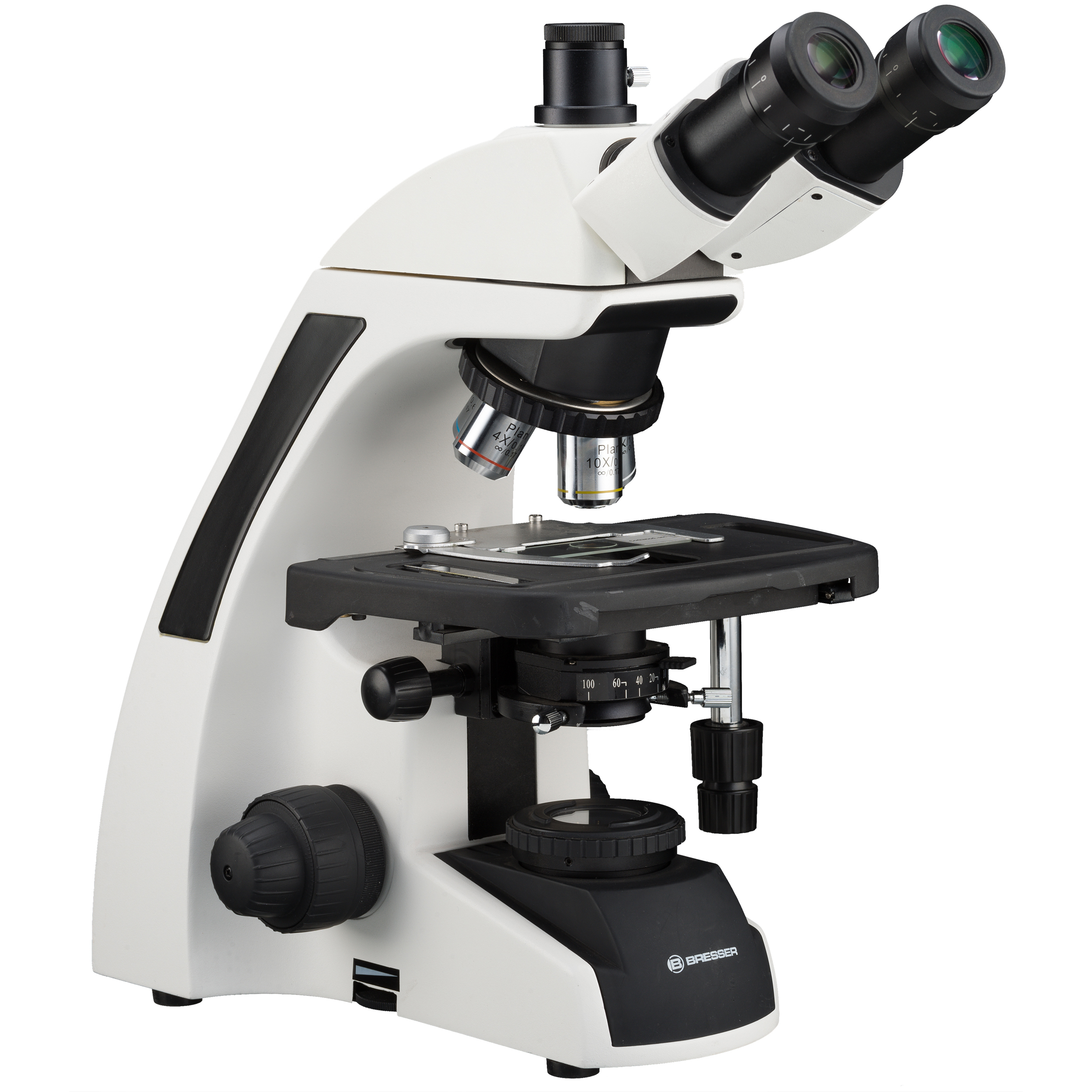 Un microscopio compuesto moderno blanco y negro con dos oculares y platina mecánica ajustable sobre fondo blanco.