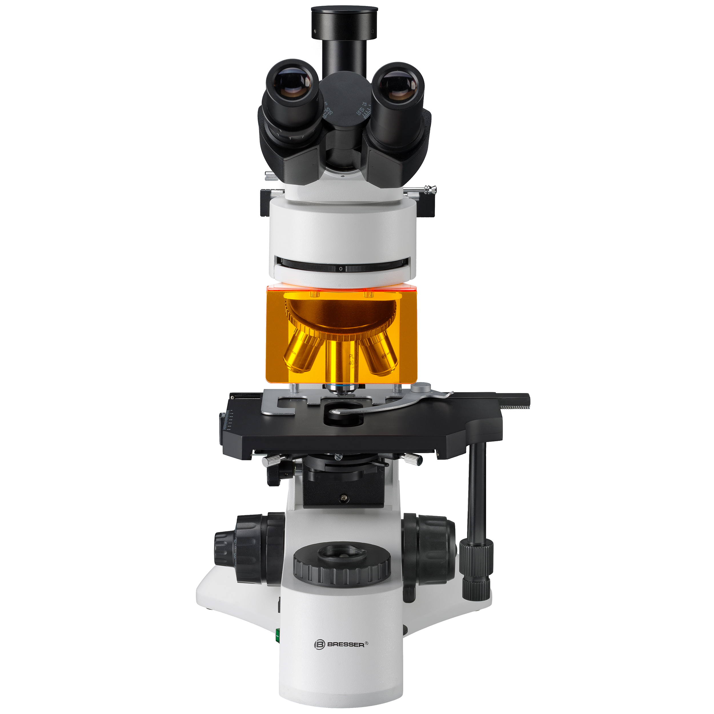 Un microscopio Bresser blanco y negro con filtro amarillo y dos oculares sobre fondo blanco.