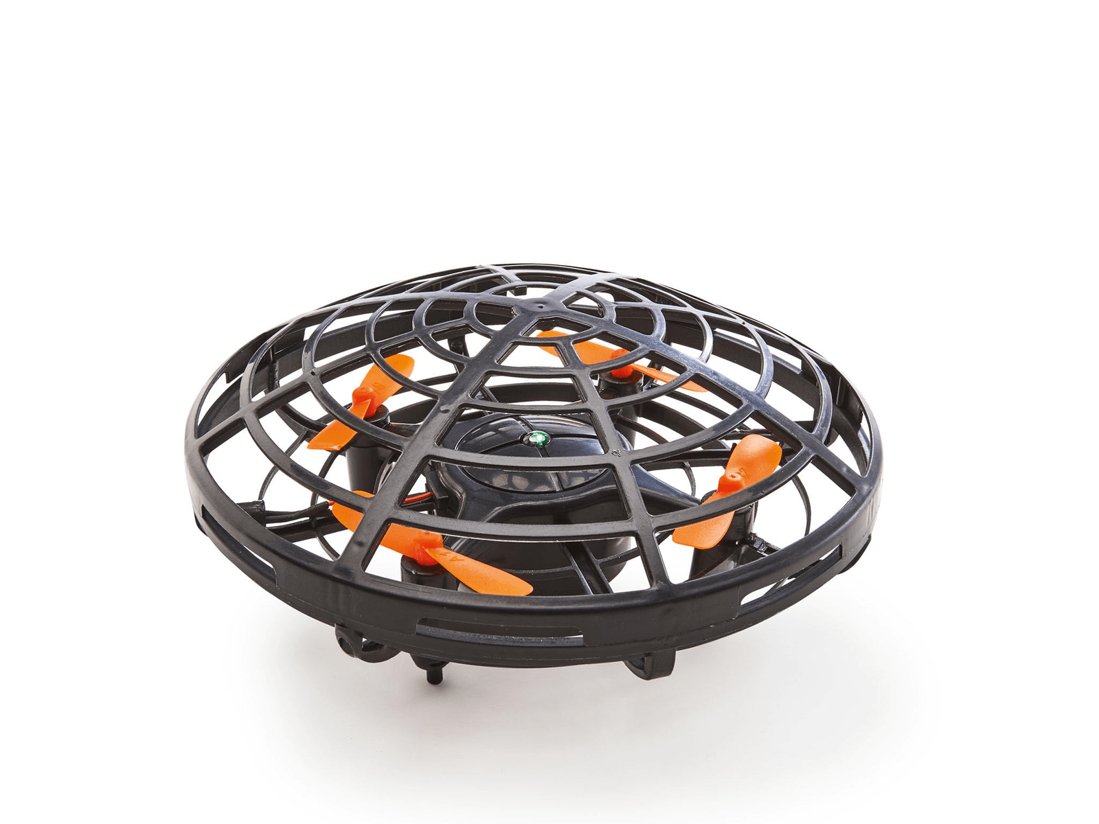 Un dron negro con hélices naranjas dentro de una jaula protectora sobre fondo blanco.