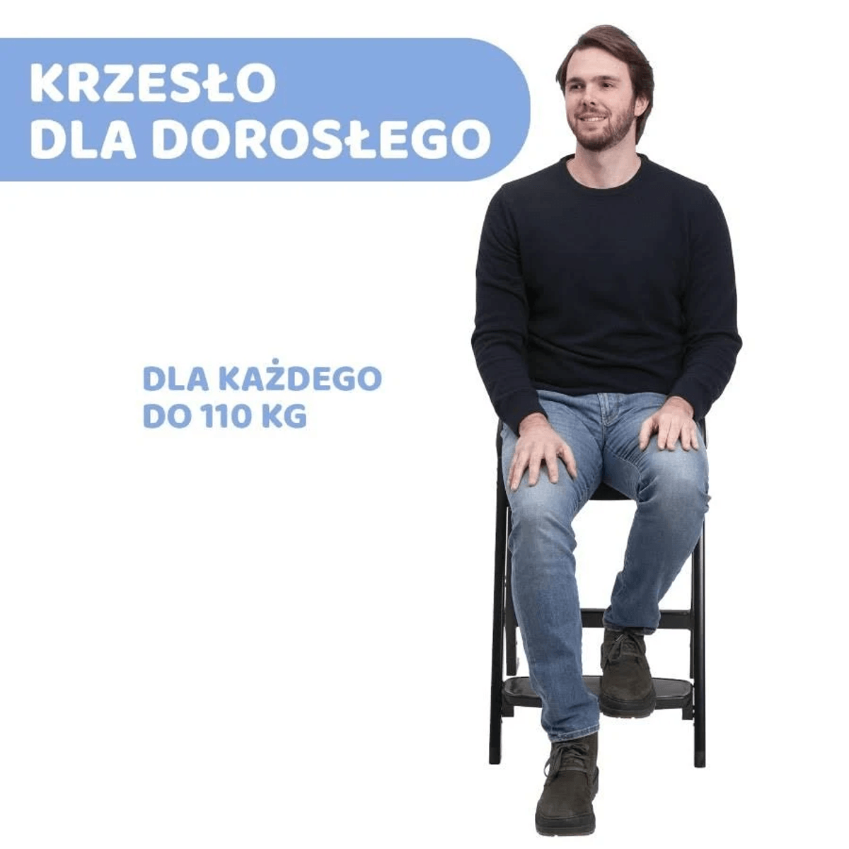 Un hombre está sentado en una silla plegable sobre fondo blanco con texto promocional azul.
