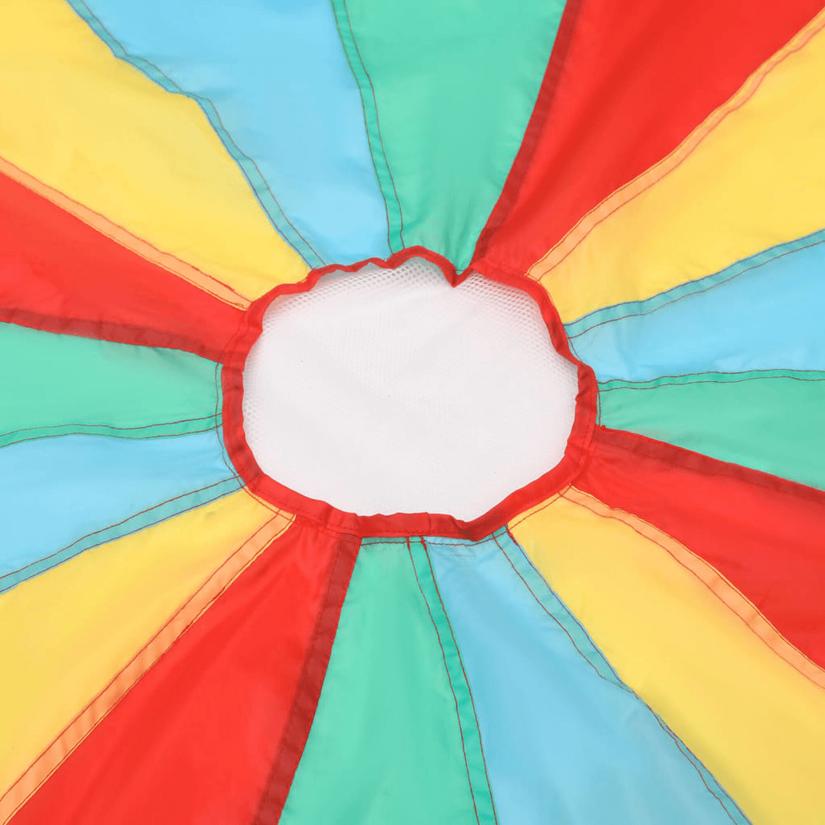 Paracaídas de juegos colorido con borde rojo y centro de malla blanca, colores radiantes.