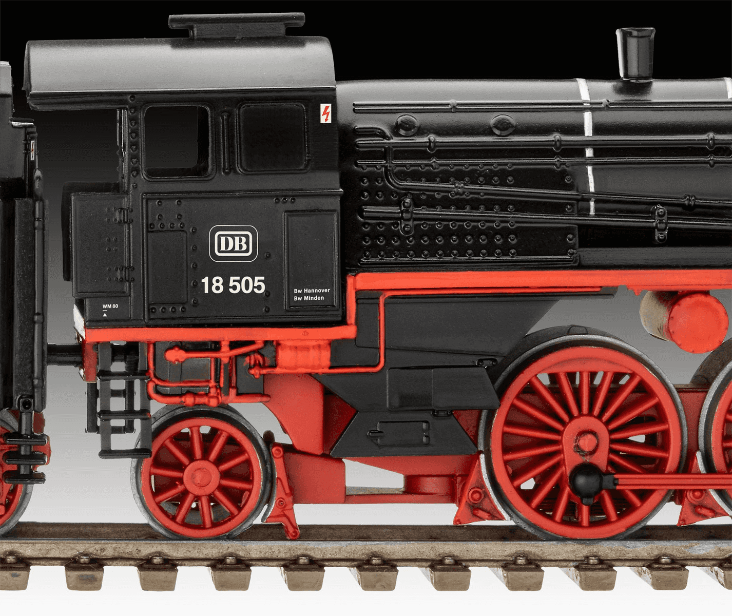 Modelo de locomotora de vapor negra 18 505 con ruedas rojas en vías.