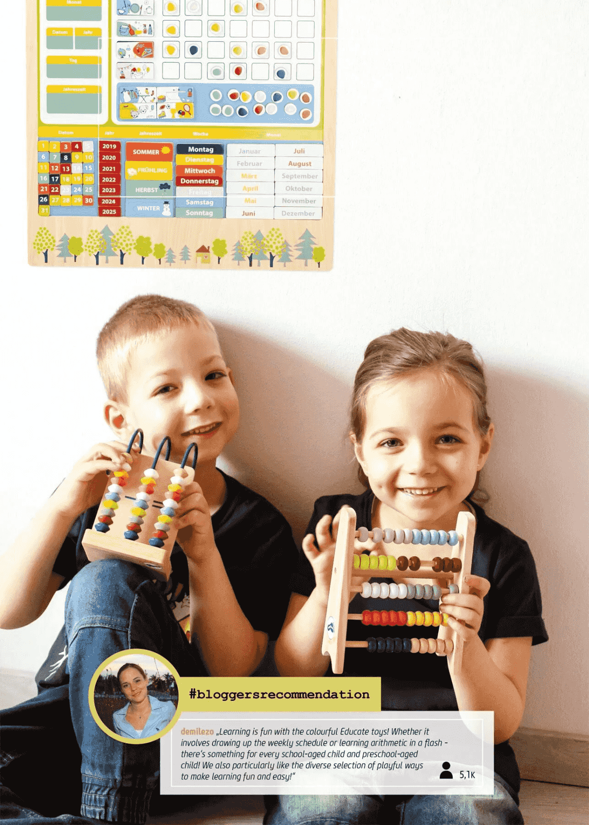 Dos niños sonrientes se sientan frente a un calendario sosteniendo ábacos coloridos.