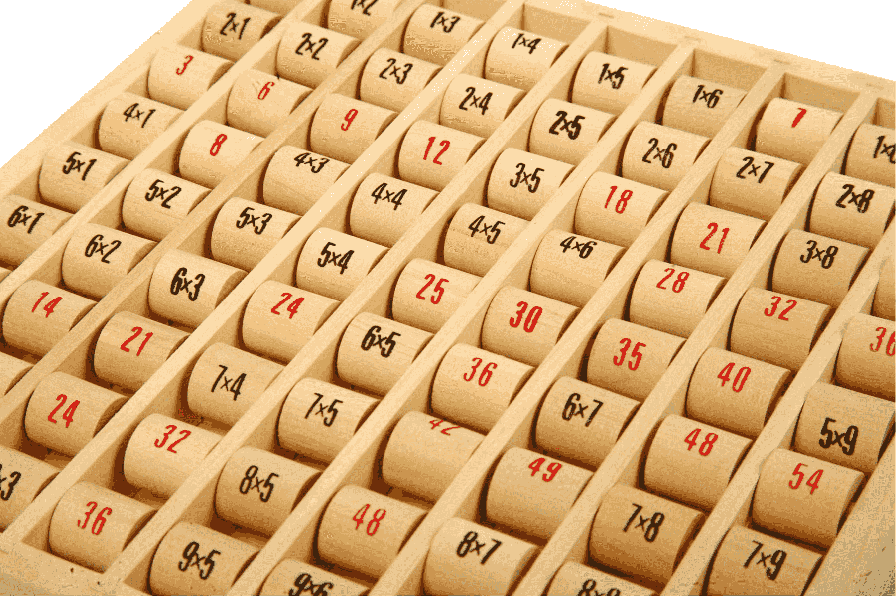 Una caja de clasificación de madera llena de cilindros pequeños con problemas de multiplicación y números.