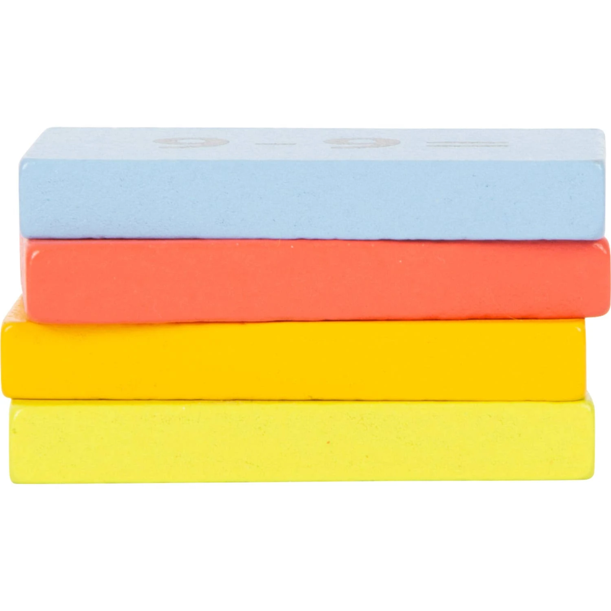 Una pila de cuatro bloques de madera coloridos en azul claro, naranja, amarillo y amarillo brillante sobre fondo blanco.