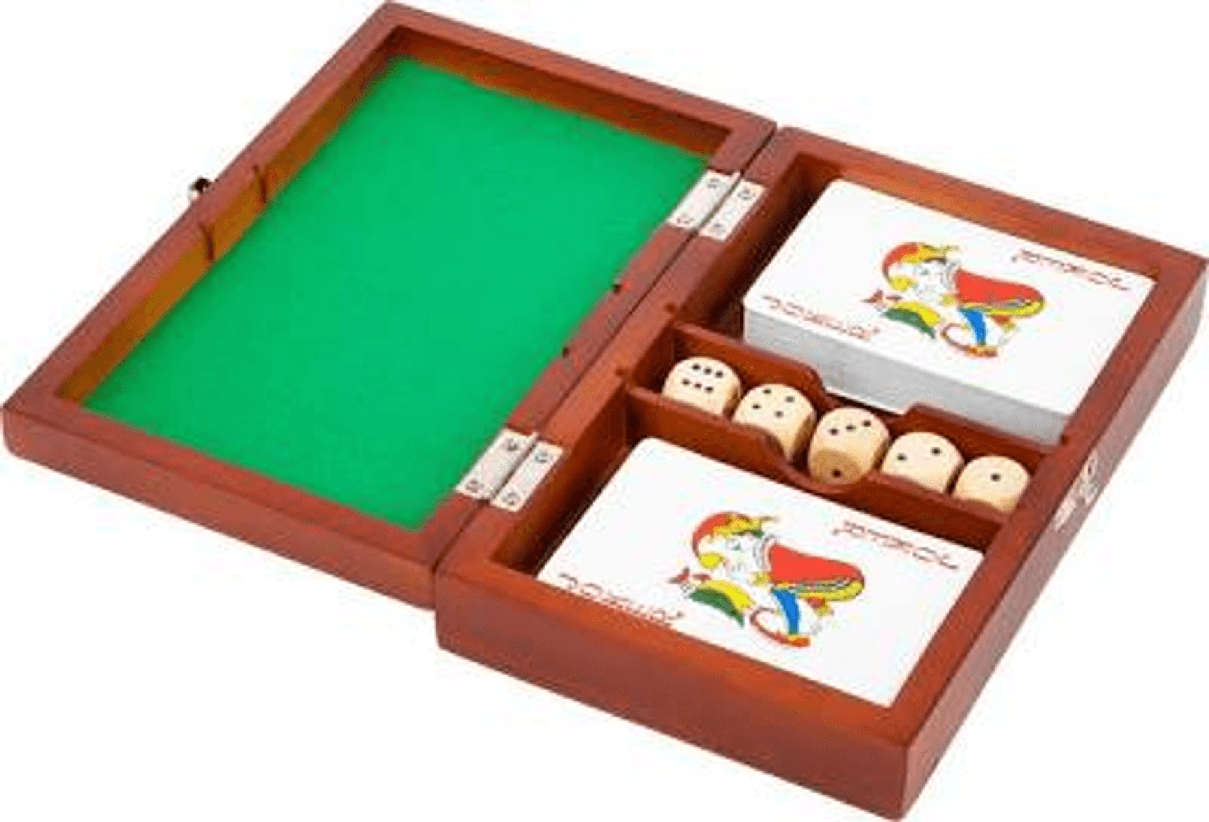 Una caja de juego de madera abierta con forro de fieltro verde, naipes y cinco dados blancos sobre un fondo blanco.