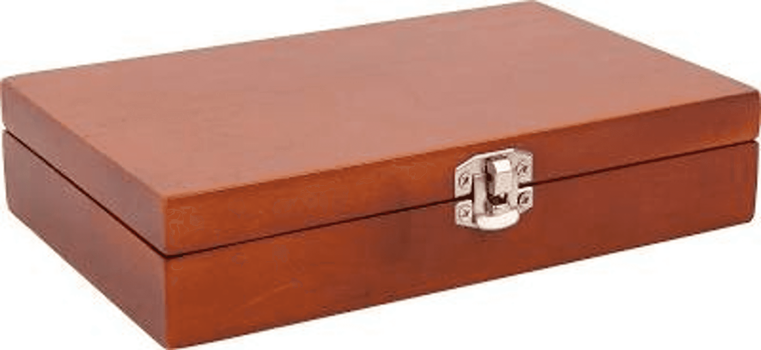 Una caja de madera marrón cerrada con un cierre de metal plateado sobre una superficie blanca.