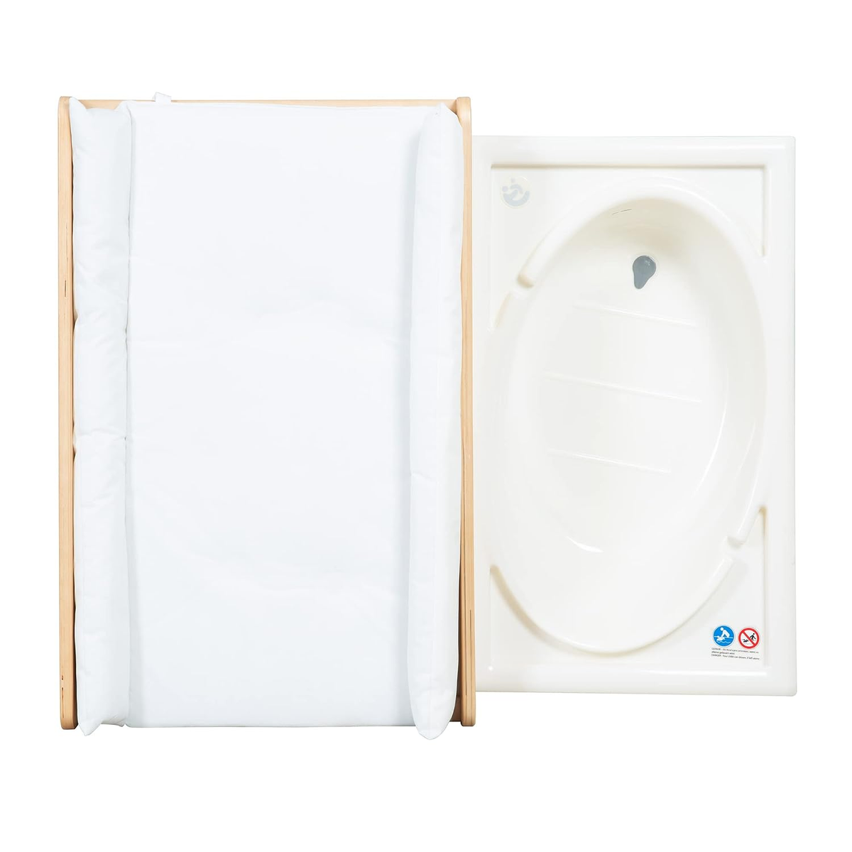 Cambiador de madera con colchón blanco y bañera para bebé al lado.