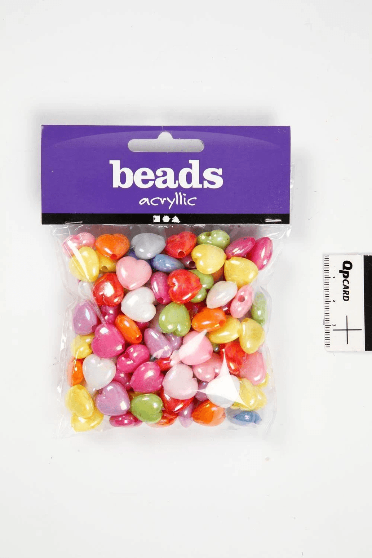 Una bolsa de plástico con cuentas acrílicas de colores en forma de corazón.