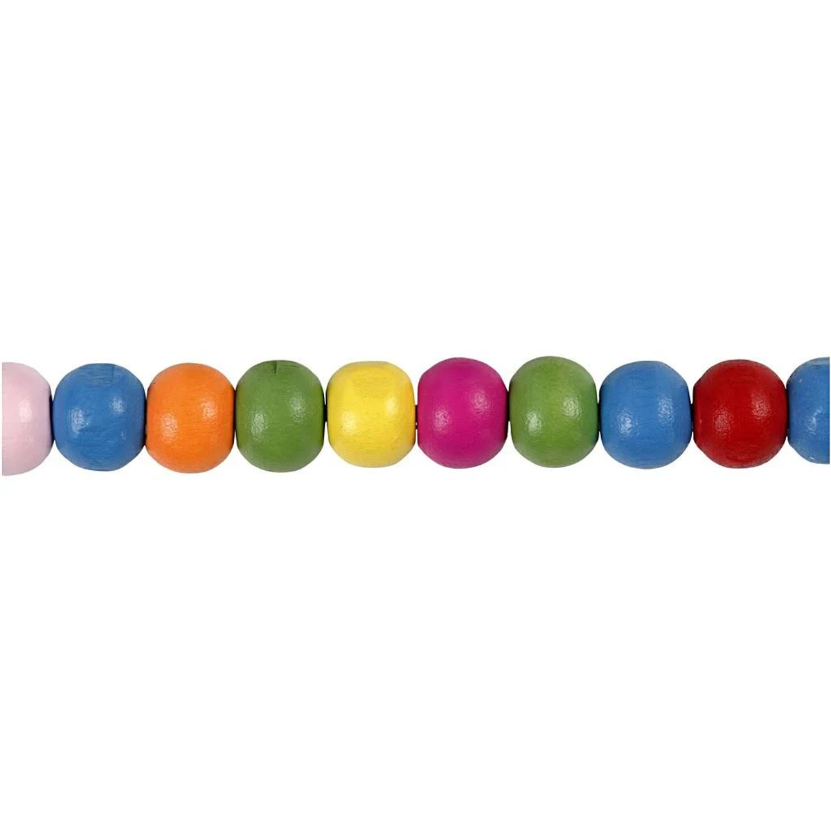 Una hilera horizontal de coloridas cuentas de madera redondas de varios colores como azul, naranja, verde y rojo sobre fondo blanco.