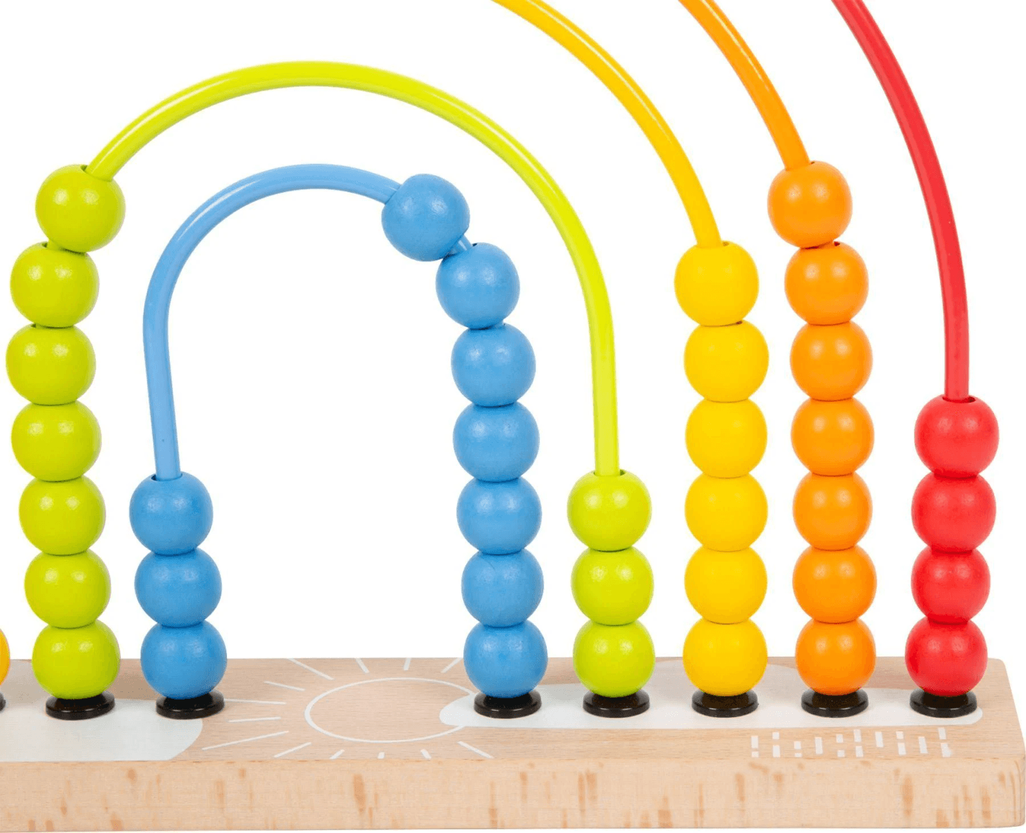 Un juguete colorido de laberinto de cuentas de madera con arcos de cuentas verdes, azules, amarillas, naranjas y rojas en una base de madera.