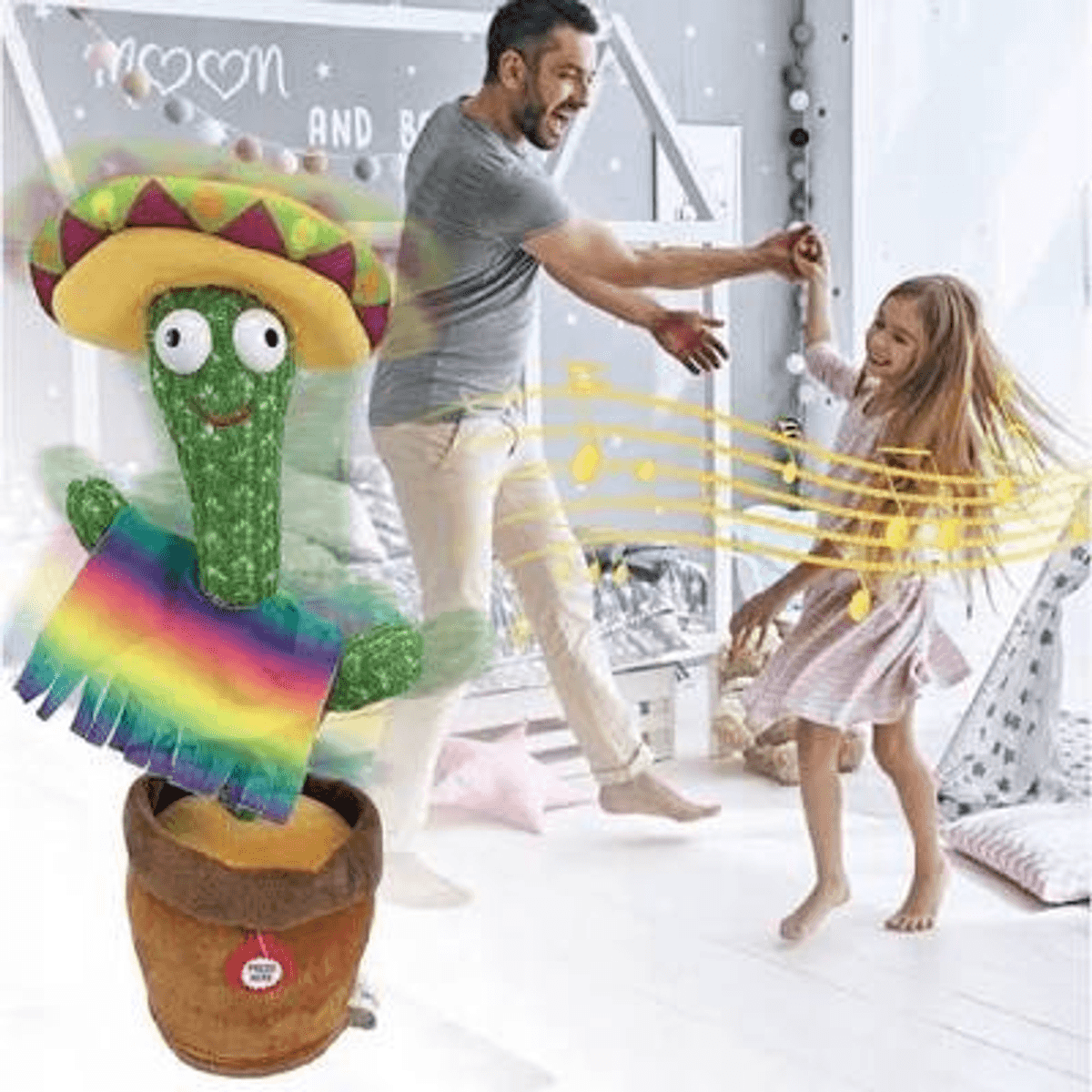 Un cactus de peluche bailando en primer plano, con un padre y una hija bailando felizmente juntos en una habitación al fondo.