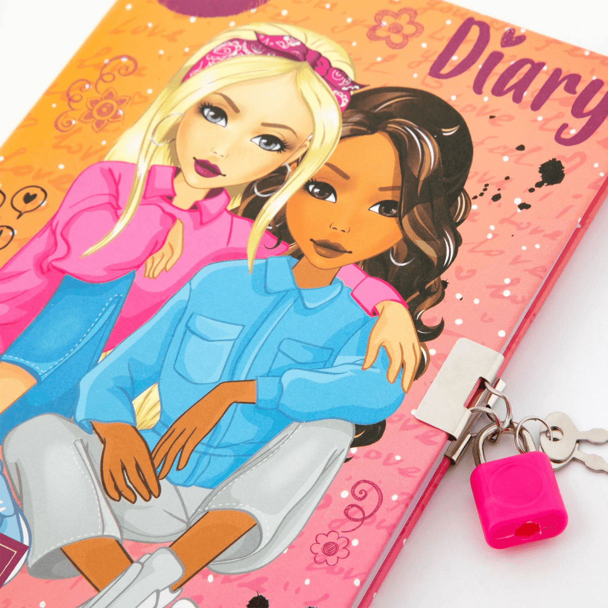 Un diario rosa con la ilustración de dos chicas en la portada, asegurado con un pequeño candado y llaves.